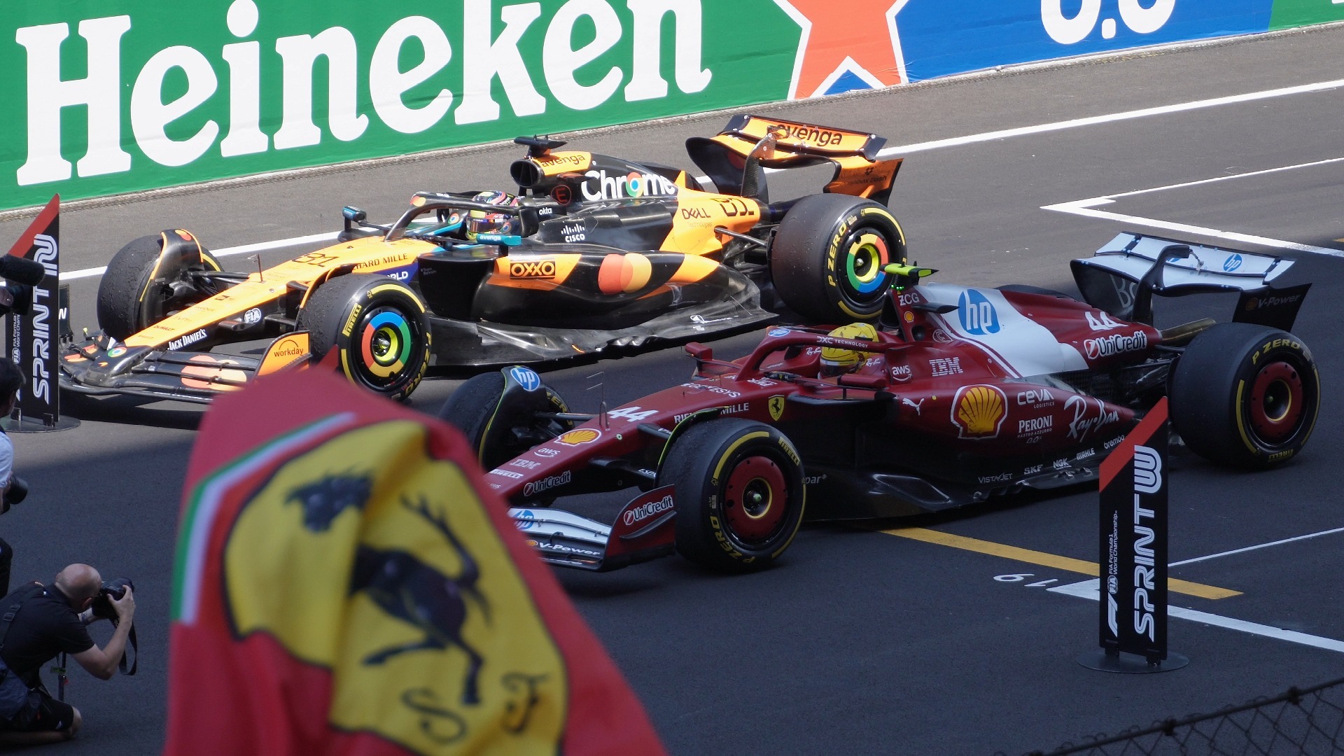 阿斯顿马丁力克索伯车队,汉密尔顿点燃赛场 阿斯顿马丁力克索伯车队,汉密尔顿点燃赛场