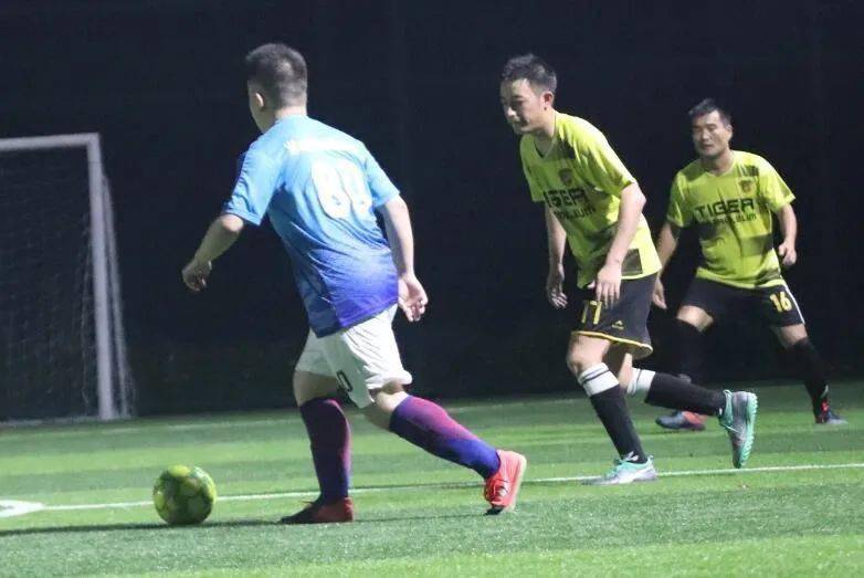 比赛中一方取得领先，控制场上节奏