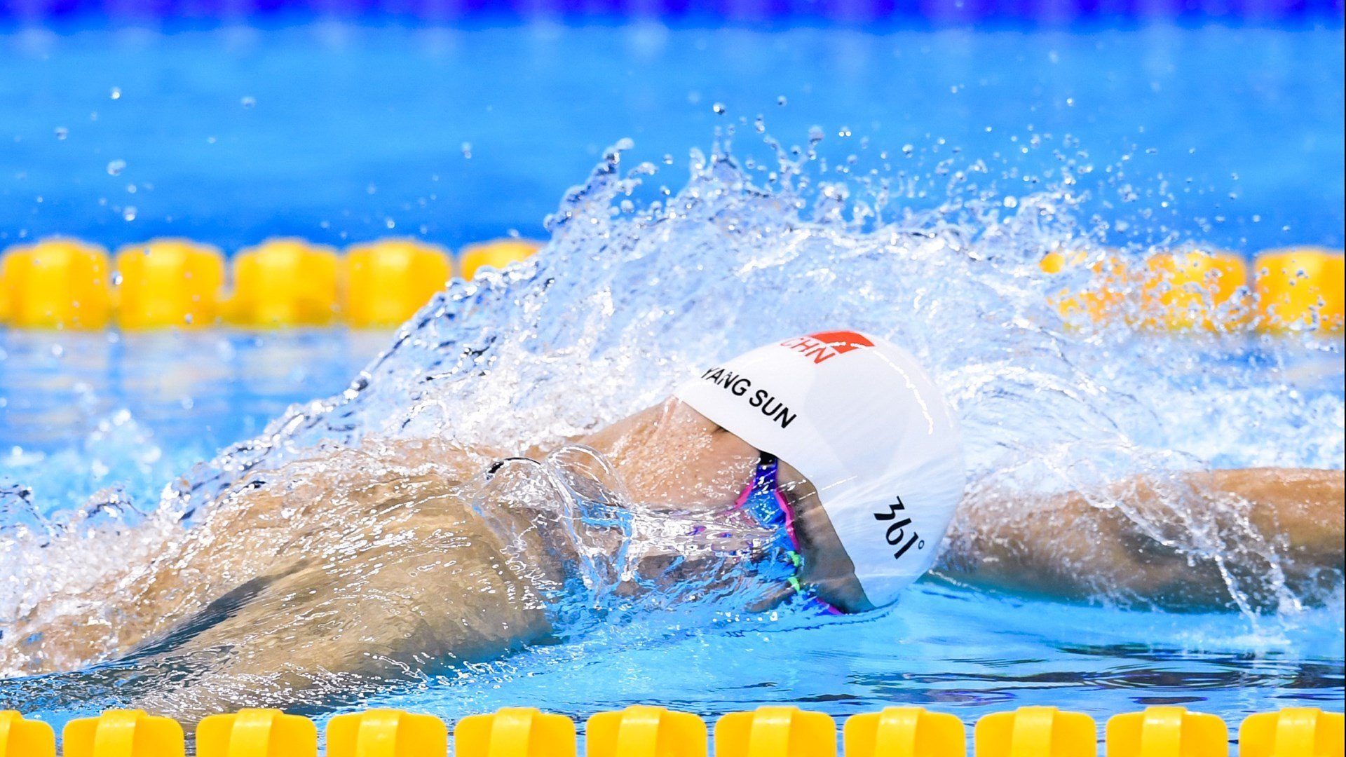 独行不独,东契奇带动全队节奏,独行侠战术全面压制新疆队